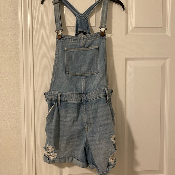 Hollister size medium overall shorts super cute for summer - Picture 2 of 2